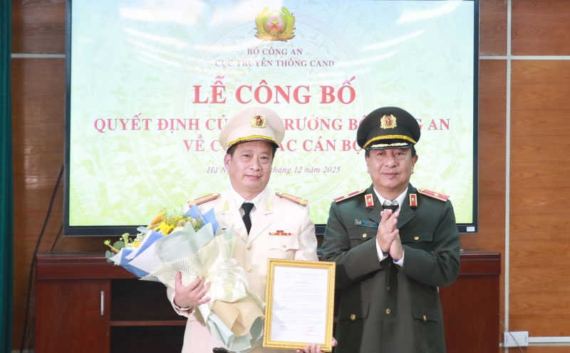 Lieutenant Colonel Nguyen Thanh Binh - new Deputy Director of the People's Public Security Communications Department (left) received the appointment decision. Photo: Q.Vinh