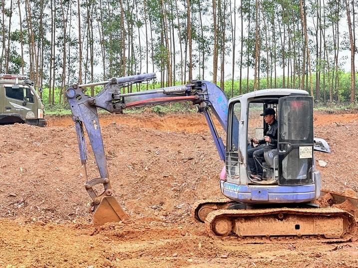 Sau thoi gian lao dong o nuoc ngoai tro ve, anh Pham Ngoc Huy o xa Tra Bong co von de phat trien kinh te gia dinh. Anh: Vien Nguyen