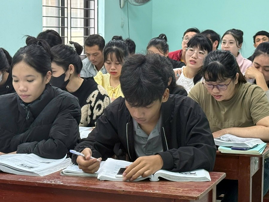 Nguoi lao dong tap trung hoc tieng Han Quoc tai Trung tam Dich vu viec lam tinh Quang Ngai de chuan bi cho ngay xuat canh. Anh: Vien Nguyen