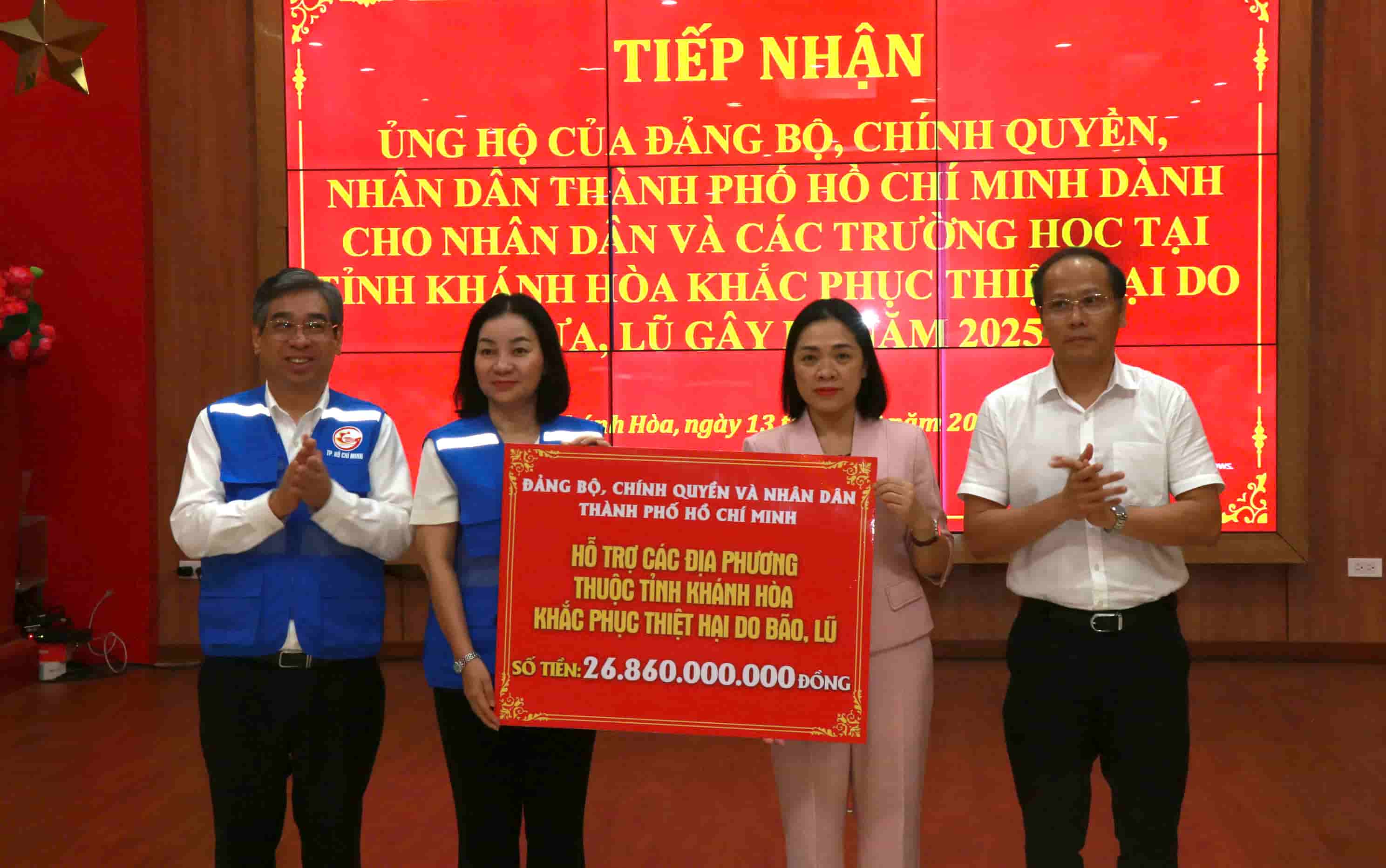 Ba Tran Thu Mai - Uy vien Ban Thuong vu Tinh uy, Pho Chu tich Thuong truc Uy ban MTTQ Viet Nam tinh tiep nhan bang tuong trung kinh phi ung ho tu TP.HCM. Anh: Huu Long