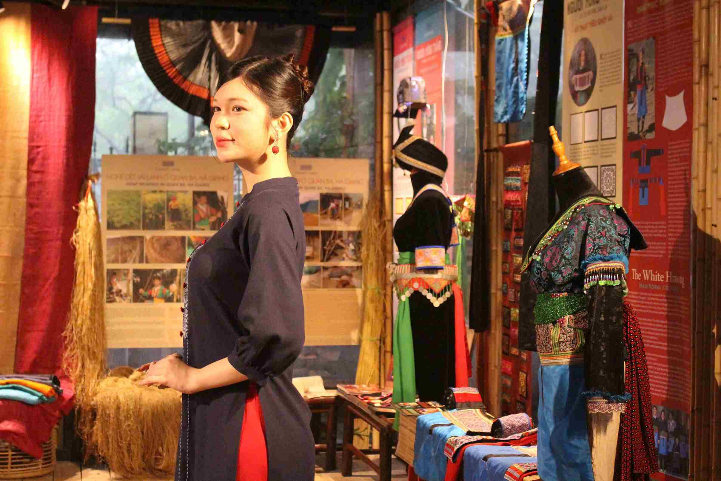 ទីកន្លែងតាំងពិព័រណ៍នេះដាក់តាំងបង្ហាញសម្លៀកបំពាក់ប្រពៃណីជាច្រើនប្រភេទពីក្រុមជនជាតិភាគតិចម៉ុង។ រូបថត៖ ឡេ ទុយៀន