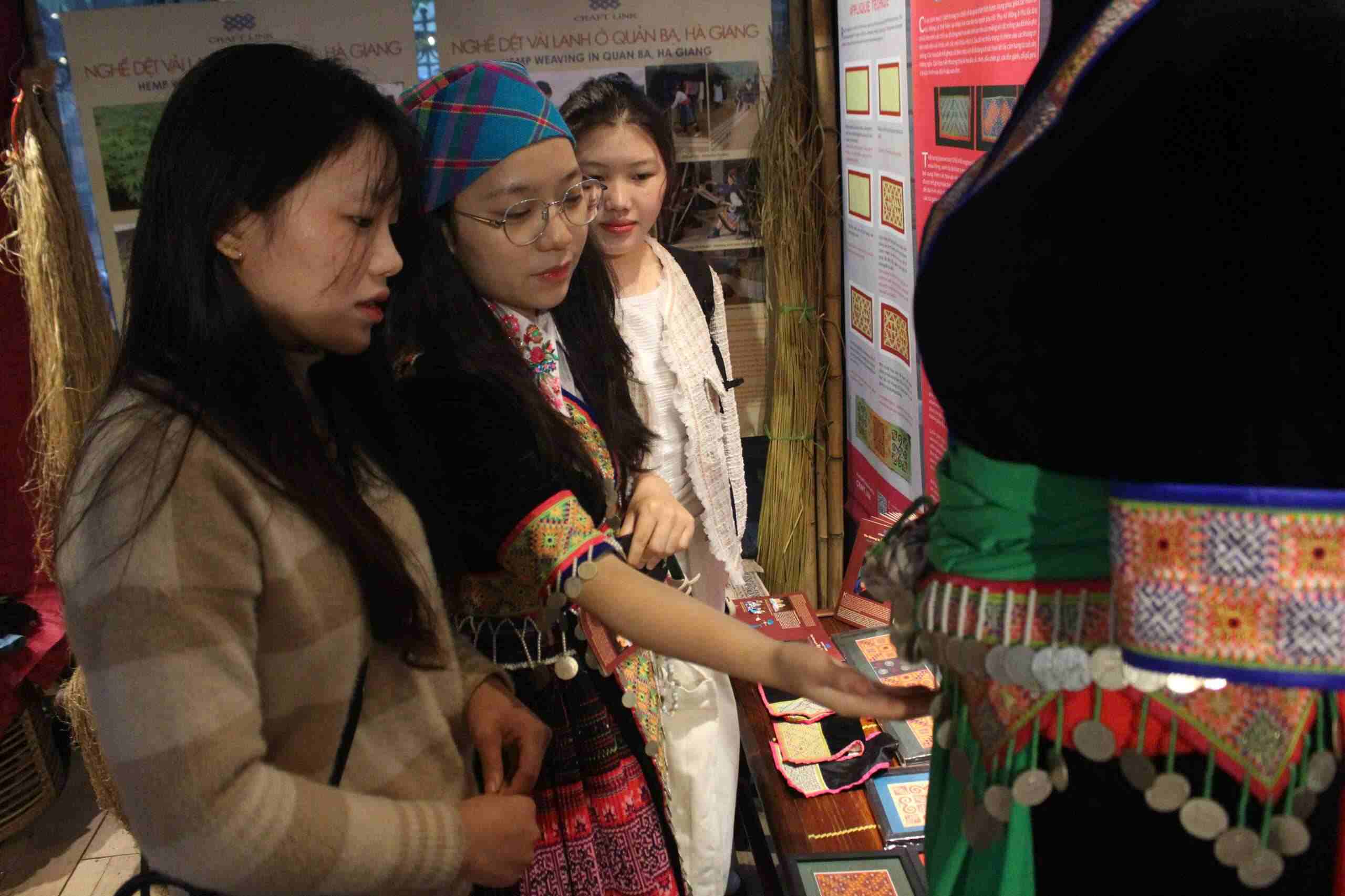 យុវជនសិក្សាអំពីសម្លៀកបំពាក់ប្រពៃណីរបស់ជនជាតិម៉ុង។ រូបថត៖ ឡេ ទ្វៀន