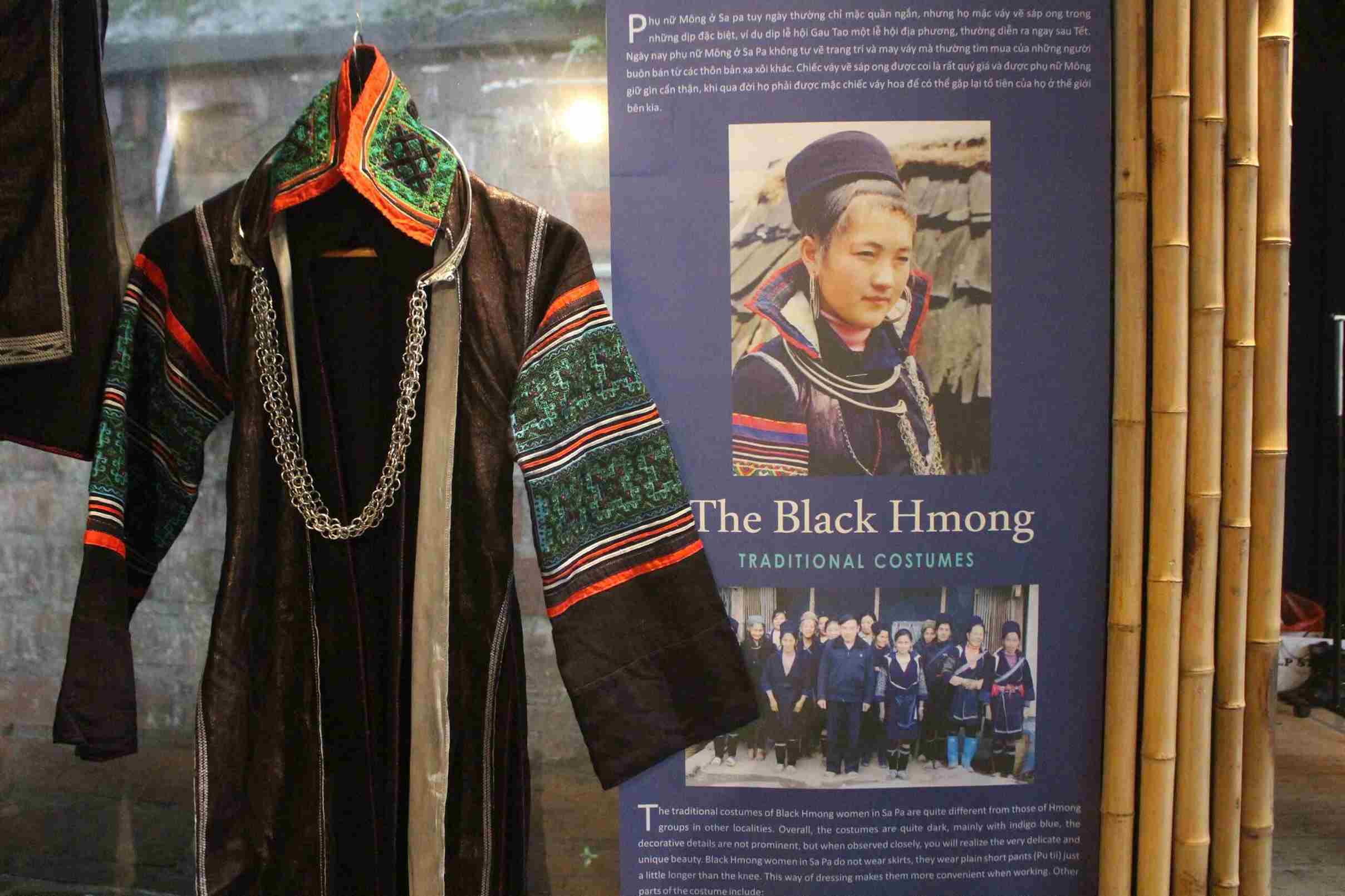 សម្លៀកបំពាក់ប្រពៃណីរបស់ជនជាតិម៉ុងខ្មៅកំពុងត្រូវបានដាក់តាំងបង្ហាញនៅសាប៉ា ខេត្តឡាវកាយ។ រូបថត៖ ឡេ ទ្វៀន