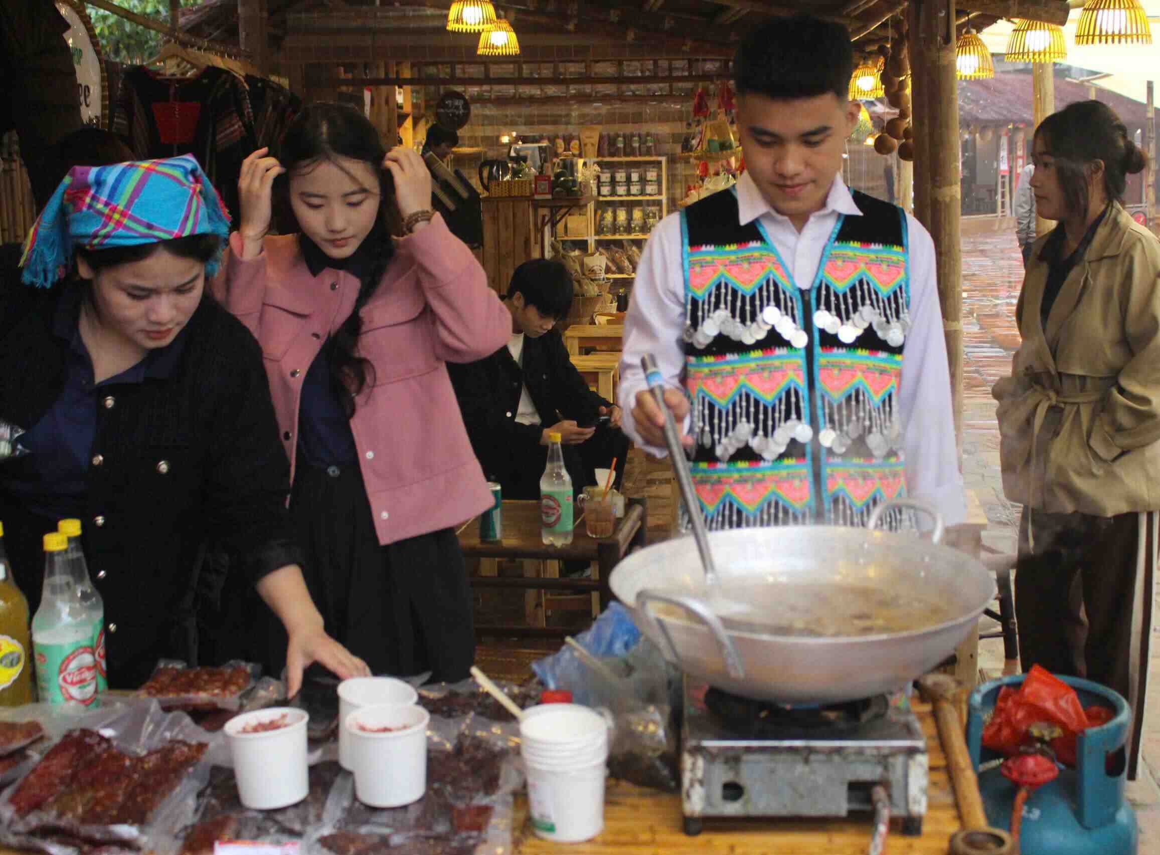 ទីកន្លែងធ្វើម្ហូបវៀតណាមភាគពាយ័ព្យនៅឯពិធីបុណ្យ។ រូបថត៖ ឡេ ទ្វៀន