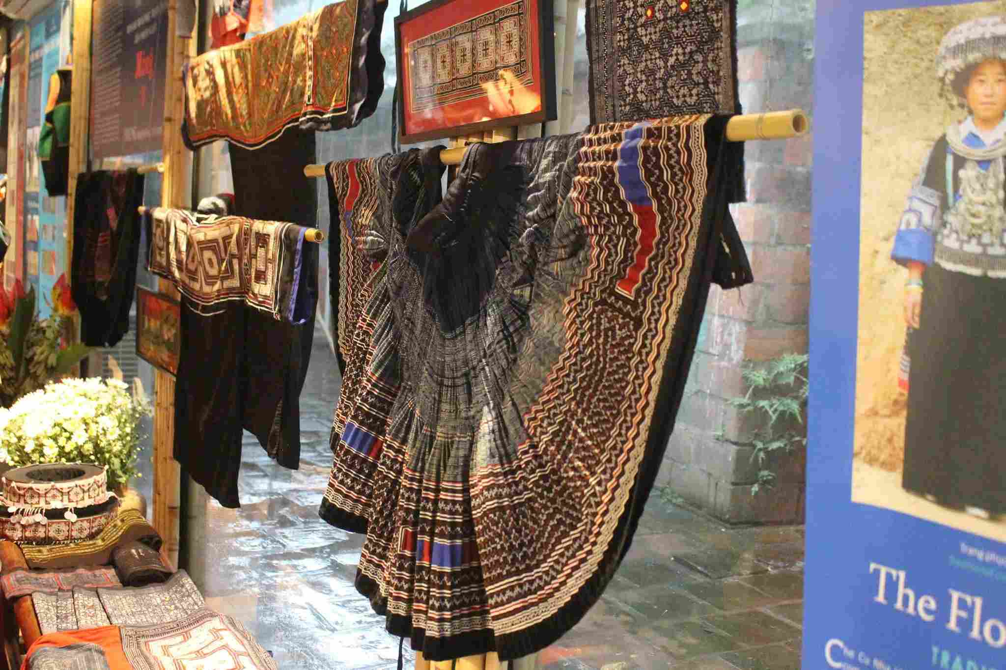 សម្លៀកបំពាក់ប្រពៃណី និងមួកជនជាតិមុង។ រូបថត៖ ឡេ ទ្វៀន