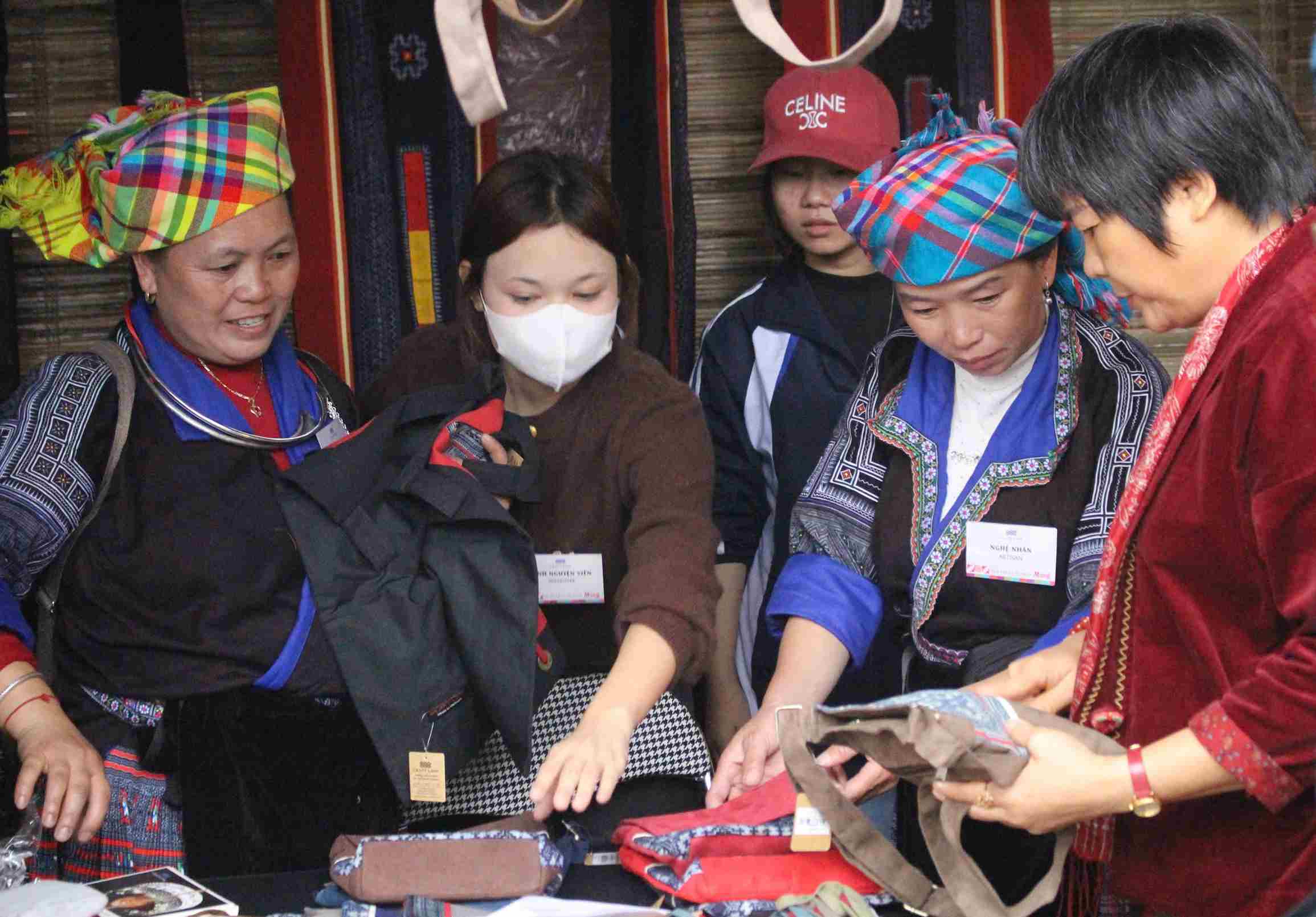 ពិធីបុណ្យវប្បធម៌ម៉ុងមានការចូលរួមពីសហគមន៍ម៉ុងចំនួនប្រាំបីមកពីខេត្ត និងទីក្រុងផ្សេងៗគ្នា។ រូបថត៖ ឡេ ទុយអាន