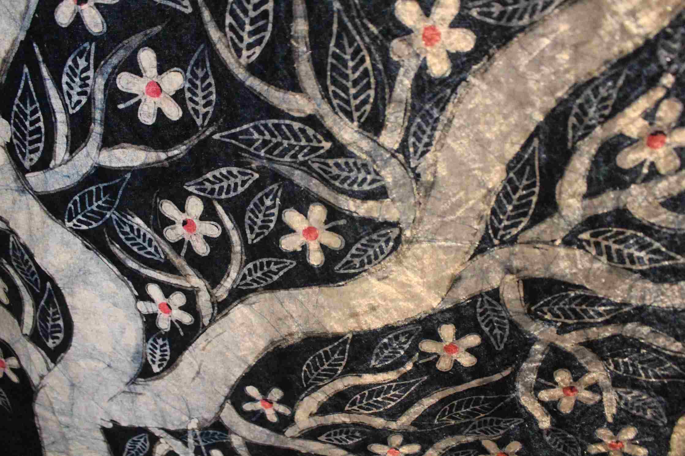 ក្រណាត់ពណ៌ខៀវដែលមានលំនាំដូចគ្នាដែលបង្កើតឡើងដោយប្រើដំណើរការលាបពណ៌ក្រមួនឃ្មុំ។ រូបថត៖ ឡេ ទ្វៀន។