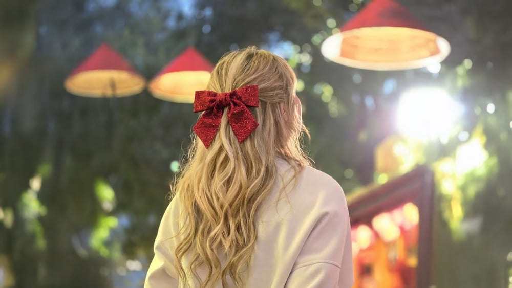 platinum yellow hair will help women stand out during the Christmas season. Photo: Ngoc Han