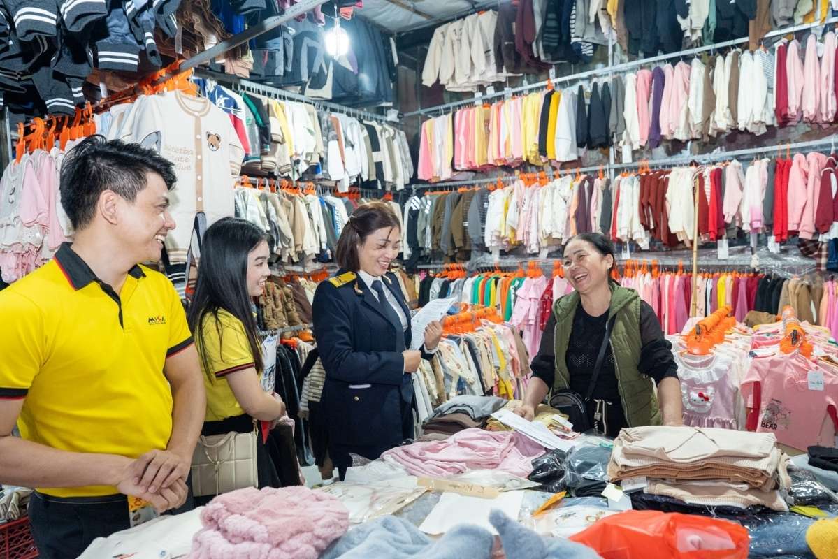 Thousands of MISA staff simultaneously launched a campaign to support businesses to install free sales software - electronic invoices - tax declaration.