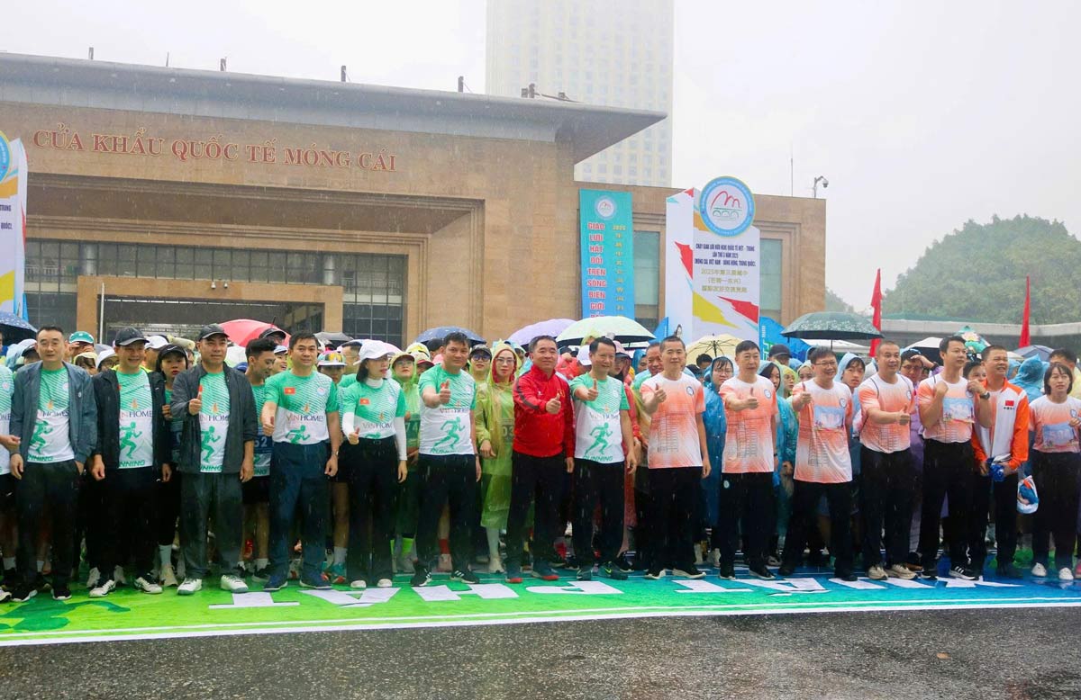 Delegates from Quang Ninh and Dong Hung localities and athletes started. Photo: Thanh Tung