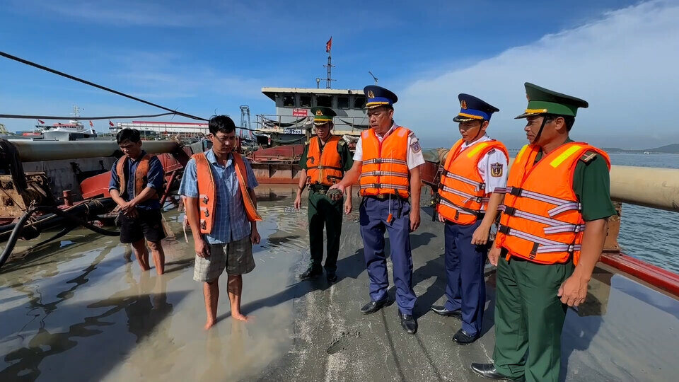 Arrest of a ship illegally carrying sand and a drug subject in the coastal area of Ho Chi Minh City
