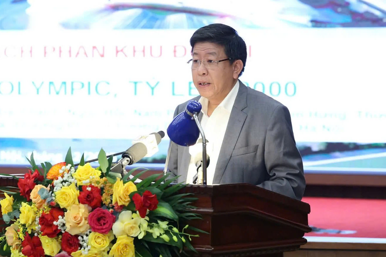 Vicepreședintele permanent al Comitetului Popular din Hanoi, Duong Duc Tuan, a prezentat rapoarte privind politica de implementare a proiectului de investiții pentru construirea Zonei Urbane Sportive Olimpice în sudul orașului Hanoi și a proiectului de investiții pentru construirea Bulevardului Peisagistic al Râului Roșu. Foto: Viet Thanh
