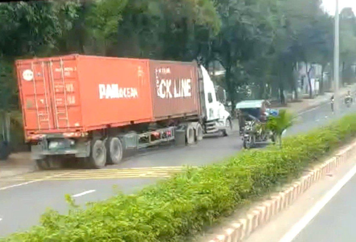 Container trucks running in the wrong direction scared many people. Photo cut from a clip provided by a reader