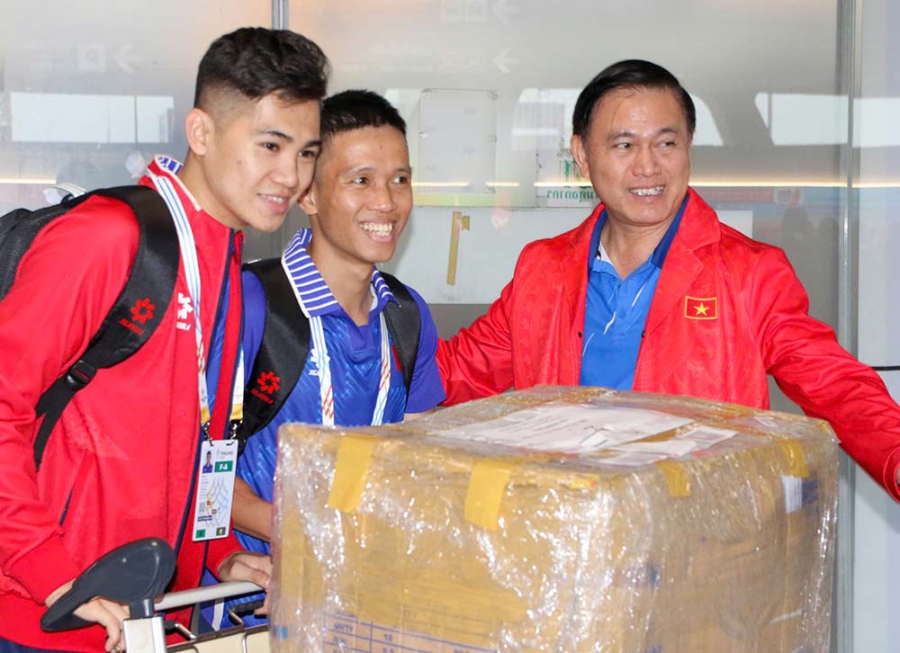 Pho Chu tich Lien doan bong da Viet Nam Tran Anh Tu (phai) don doi tuyen futsal Viet Nam o san bay. Anh: VFF