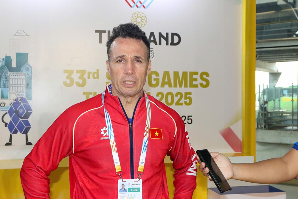 Coach Diego Giustozzi of the Vietnam futsal team answered an interview when he just arrived in Thailand. Photo: VFF