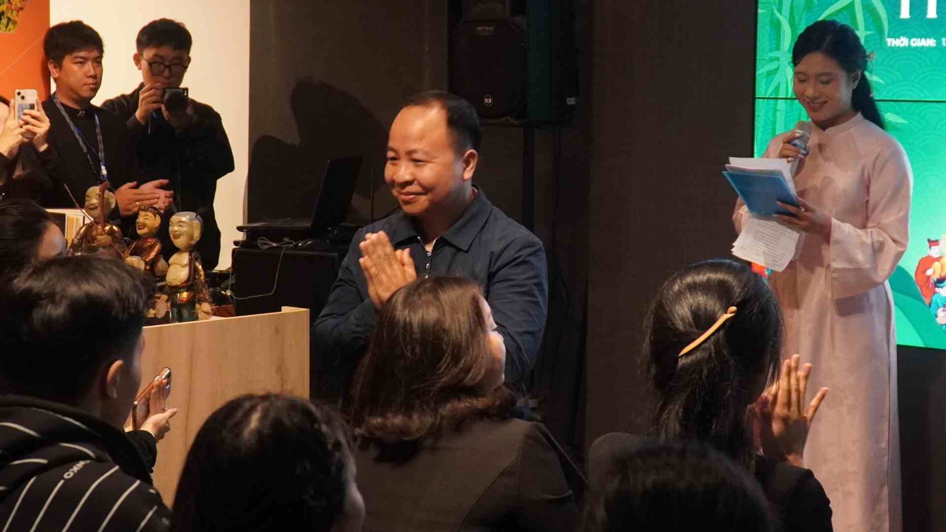 Ong Nguyen Vien - nghe nhan lang roi nuoc Dao Thuc - co mat tai trien lam. Anh: Minh Chinh