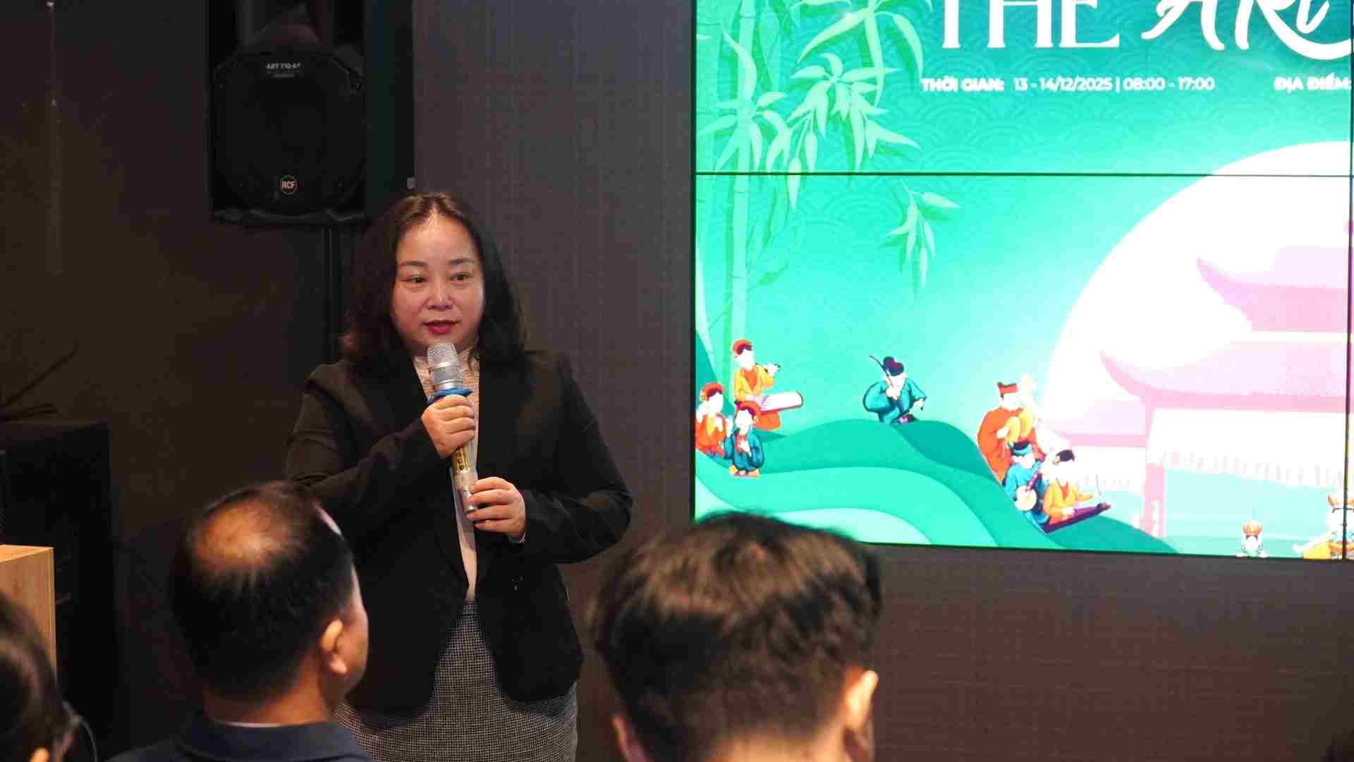 Ba Nguyen Thi Ngoc Hoa - Giam doc Trung tam Dieu phoi cac hoat dong sang tao Ha Noi - phat bieu tai Le Khai mac cua trien lam. Anh: Khanh Linh