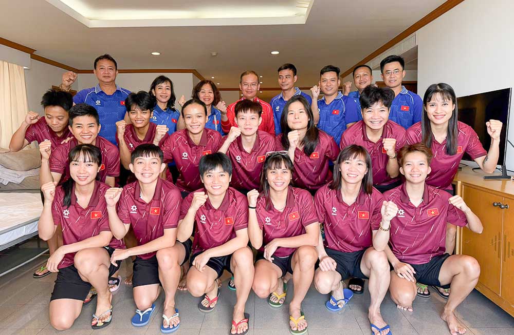 The Vietnam women's futsal team was motivated after the victory over Indonesia at the 33rd SEA Games when Head of Delegation Nguyen Hong Minh visited and encouraged the whole team. Photo: VFF