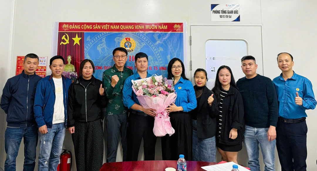 Lanh dao Ban Cong doan cac Khu cong nghiep tinh Phu Tho tang hoa chuc mung Cong doan co so Cong ty TNHH EL TS Vina. Anh: Thanh Phong