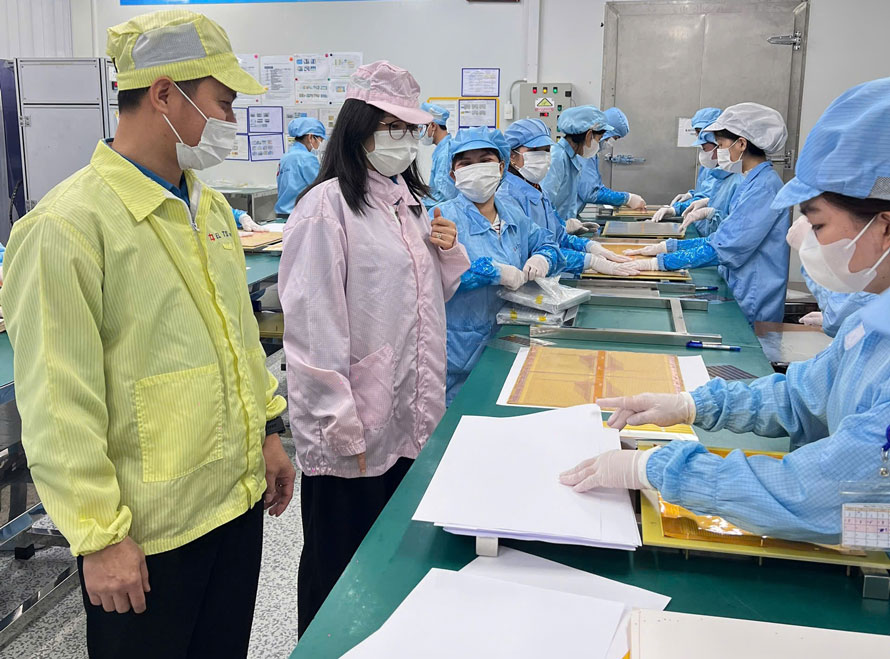 Lanh dao Ban Cong doan cac Khu cong nghiep tinh Phu Tho tham xuong san xuat. Anh: Thanh Phong