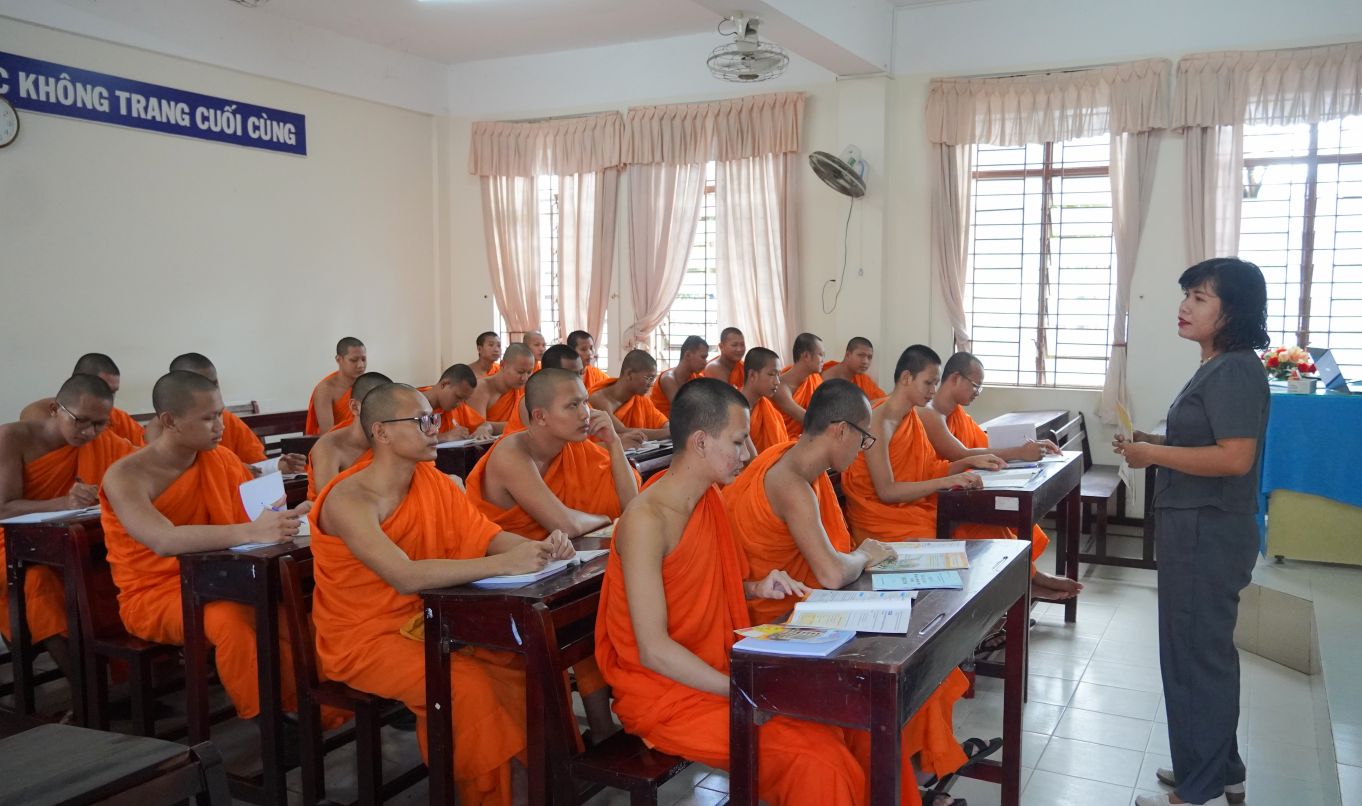 Giao vien huong dan tang sinh trong moi truong hoc tap tich cuc. Anh: Phuong Anh