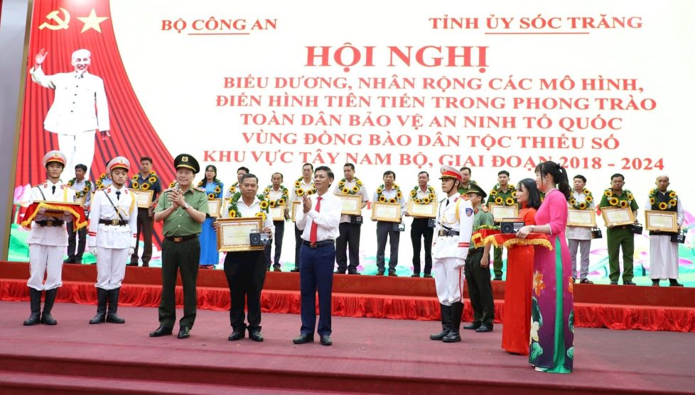 Mo hinh “4 khong, 4 co” duoc dien hinh, nhan rong tai Hoi nghi bieu duong, nhan rong cac mo hinh, dien hinh tien tien trong Phong trao Toan dan bao ve an ninh To quoc vung dong bao dan toc thieu so khu vuc Tay Nam Bo vao thang 8.2024 do Bo Cong an phoi hop voi Tinh uy Soc Trang to chuc. Anh: Don vi cung cap