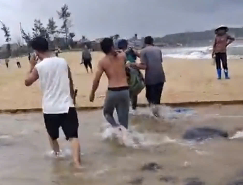 The man died while diving to catch young shrimp, and was taken home by locals with a hammock to prepare for the funeral. Photo: Trong Quoc