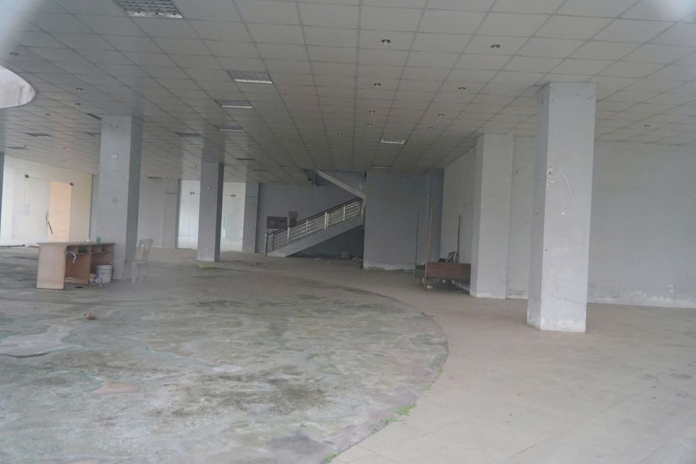 Ben trong toa nha trung tam bui phu kin, cac hang muc xuong cap. Anh: Quach Du