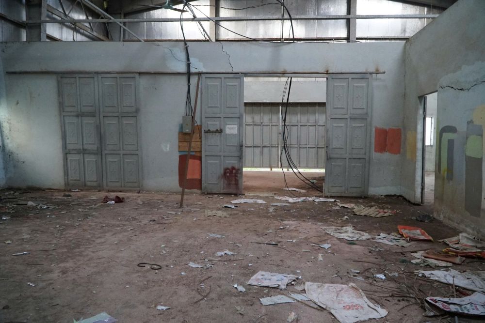 Nhieu hang muc trong khu trung tam da bi hu hong nang. Anh: Quach Du