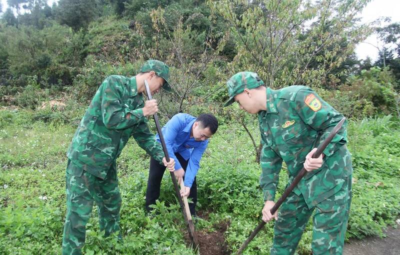 Bo doi bien phong luon dong hanh cung nguoi dan phat trien kinh te. Anh: Hoang Chinh
