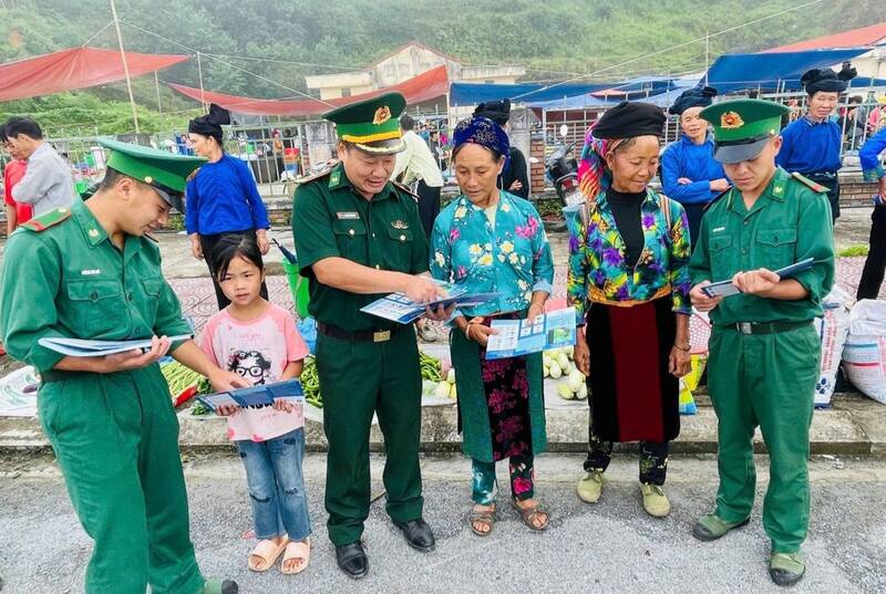 Can bo Don Bien phong Nghia Thuan tuyen truyen cho nguoi dan phong chong toi pham mua ban nguoi. Anh: Hoang Chinh