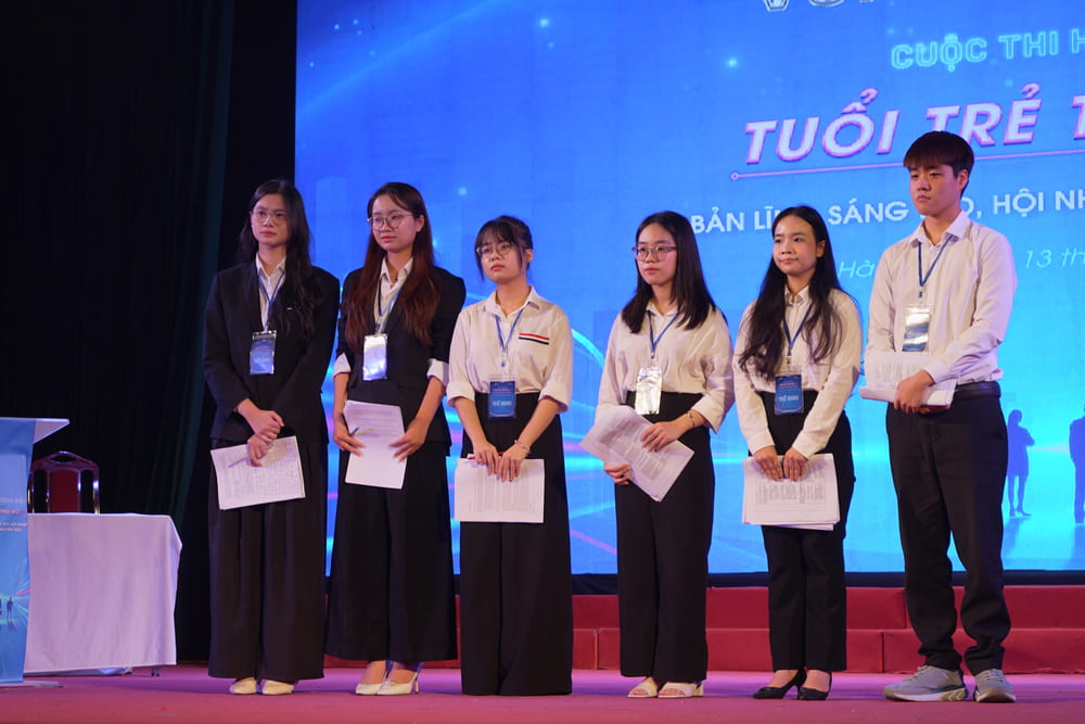 Cac thi sinh tu tin the hien tai hung bien trong vong chung ket cuoc thi. Anh: Ban to chuc