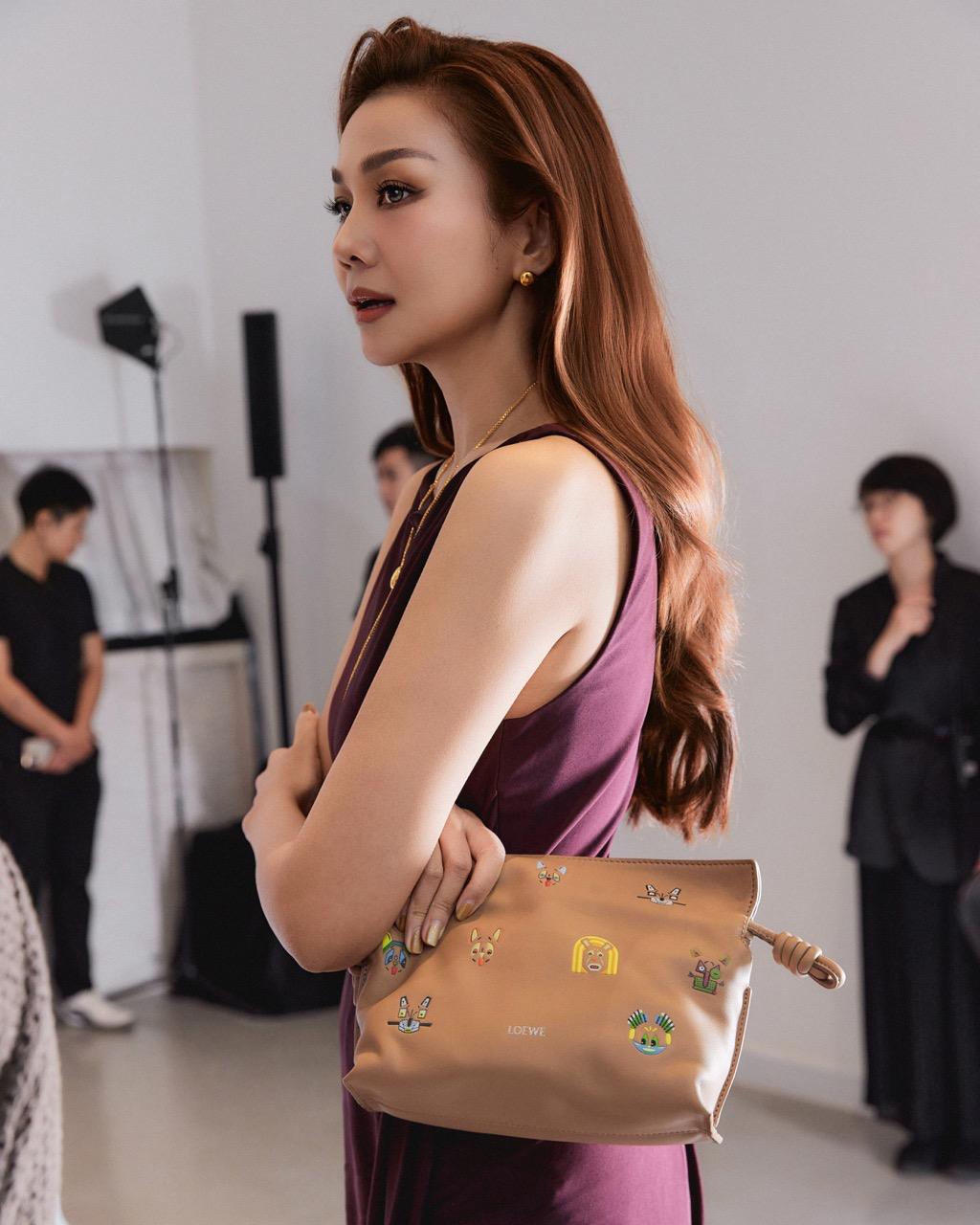 Thanh Hang thanh lich va nu tinh. Anh: Nghe si cung cap.