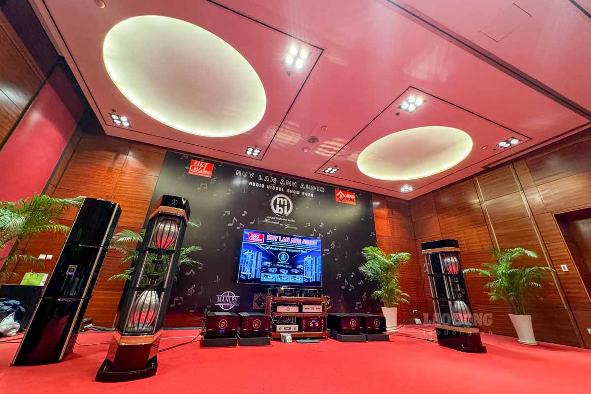 Huy Lan Anh Audio mang den doi loa mang tinh bieu tuong cua hang Kharma la Enigma Veyron EV-2D voi cau truc driver kim cuong.