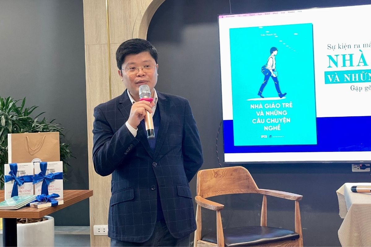 Ong Trinh Minh Tuan bat gap ban than minh trong chinh cuon sach “Nha giao tre va nhung cau chuyen nghe“. Anh: Thanh Binh