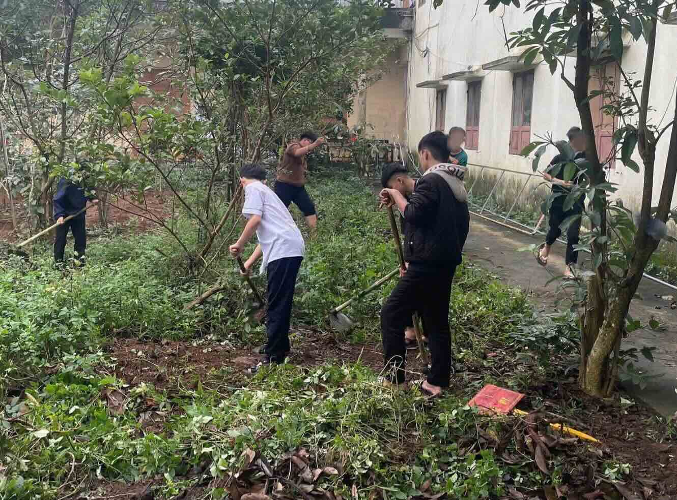 The Vinh Hoang Commune Police organized a labor- combined education class for the violating teenagers. Photo: Vinh Hoang Commune Police