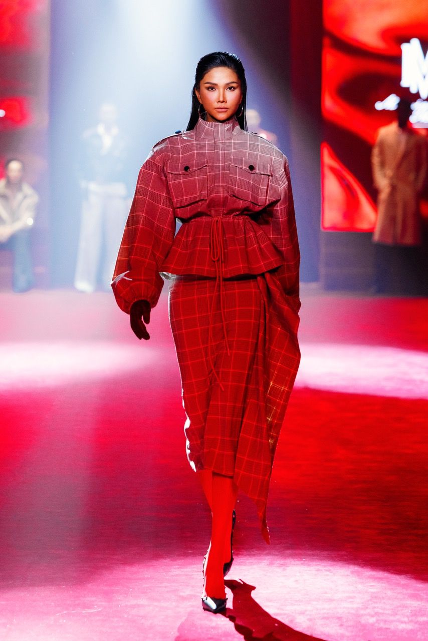 H’Hen Nie. Anh: Ban to chuc.