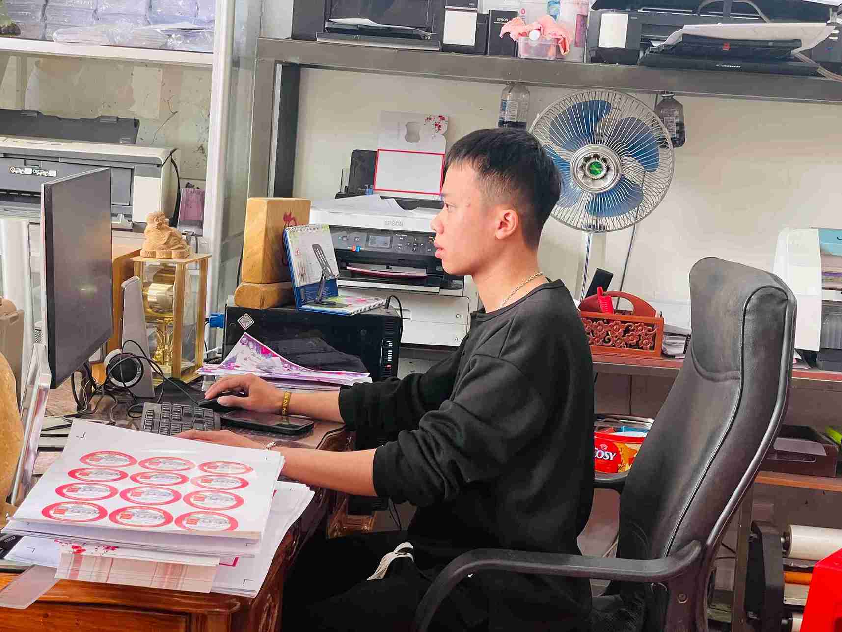 Tran Van Vu gac lai cong viec de thuc hien nghia vu quan su. Anh: Mai Huong