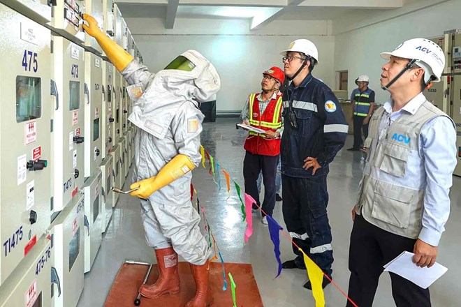 Successful power connection for Long Thanh airport energy center, preparing for the first technical flight on December 19. Photo: ACV