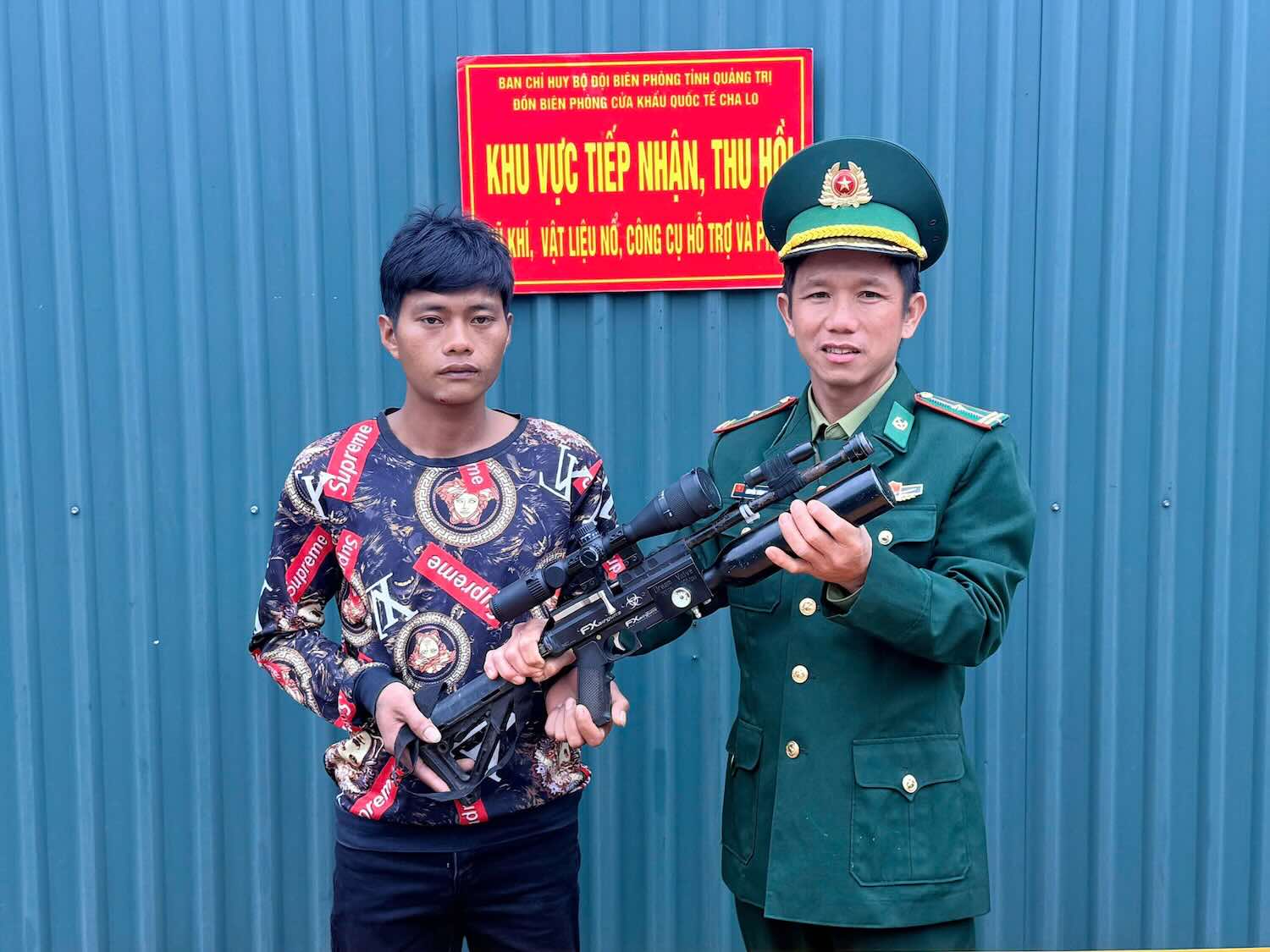 After picking up the air gun, the people of Ka Ai village handed it over to the Border Guard. Photo: Border Guard
