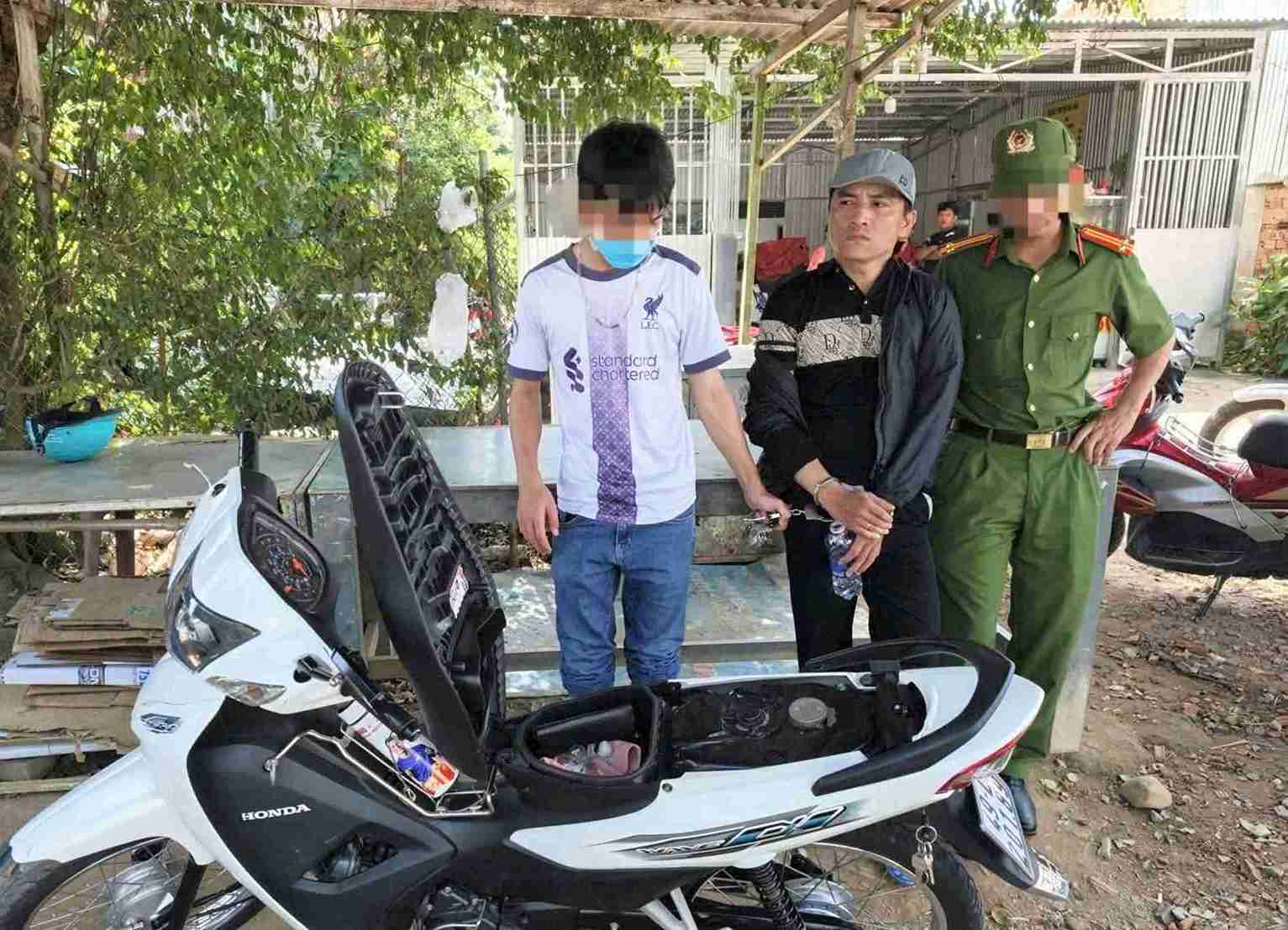 Hùng bị Công an xã Đạ Huoai (Lâm Đồng) bắt giữ khi đang tàng trữ ma túy. Ảnh: Công an cung cấp 