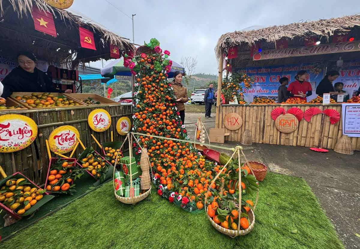 Van Don orange stalls are decorated eye-catchingly. Photo: Le Thu