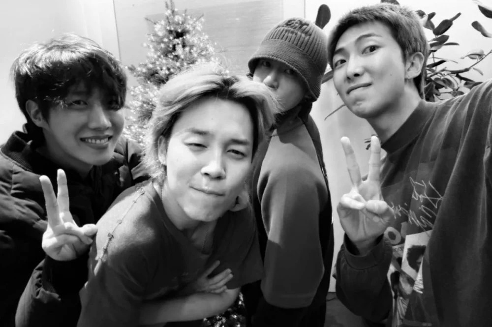 BTSがグループ写真を撮る。写真:ロッテ.