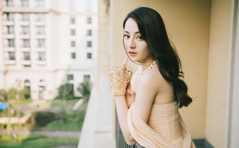 Dich Le Nhiet Ba so huu ve dep phuong Dong va cau truc xuong phuong Tay. Anh cat tu video