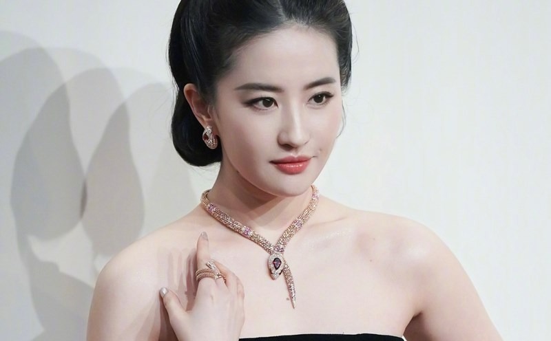 Duoc menh danh la “Than tien ty ty“, Luu Diec Phi so huu duong net mem mai va lan da trang nhu ngoc, tuong trung cho ve dep phuong Dong. Anh cat tu video