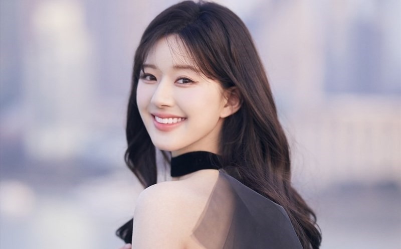 Voi khuon mat bau binh va doi mat co hon, Trieu Lo Tu dai dien cho “ve dep khong pho truong”. Anh cat tu video