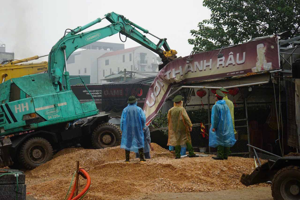 Phuong Dinh Cong co ban hoan thanh cong tac giai phong mat bang du an duong Vanh dai 2,5. Anh: Song Huu