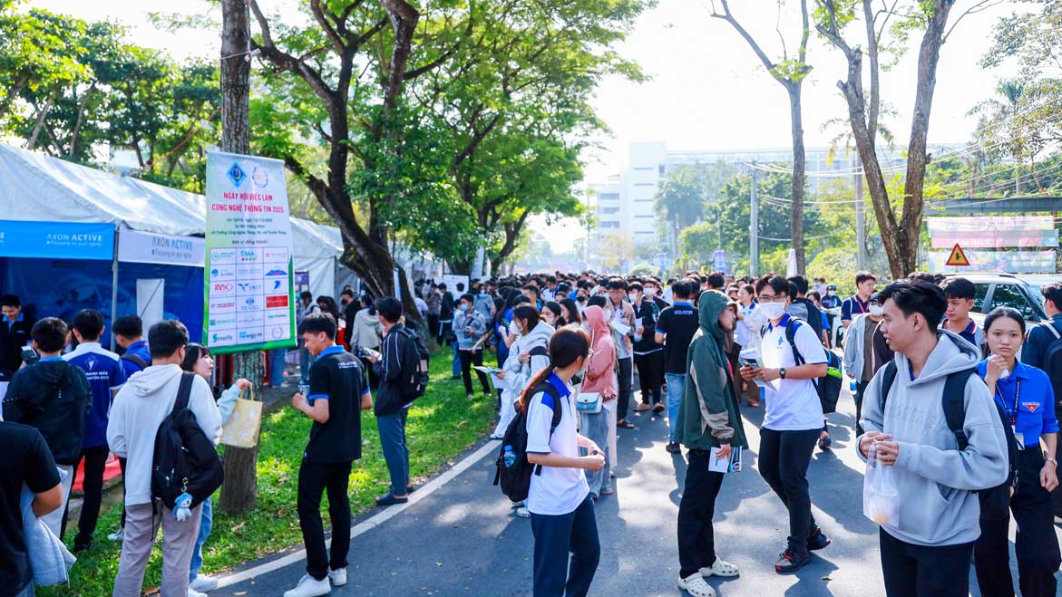 Ngay hoi viec lam Cong nghe thong tin dot 2 nam 2025 tai Dai hoc Can Tho thu hut hon 1.000 sinh vien tham gia. Anh: Dai hoc Can Tho