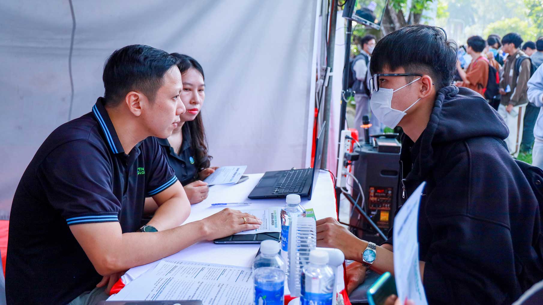 Tai Ngay hoi, sinh vien duoc tim hieu thong tin doanh nghiep thong qua cac video gioi thieu, gian hang va truc tiep tham gia phong van voi cac don vi tuyen dung. Anh: Dai hoc Can Tho