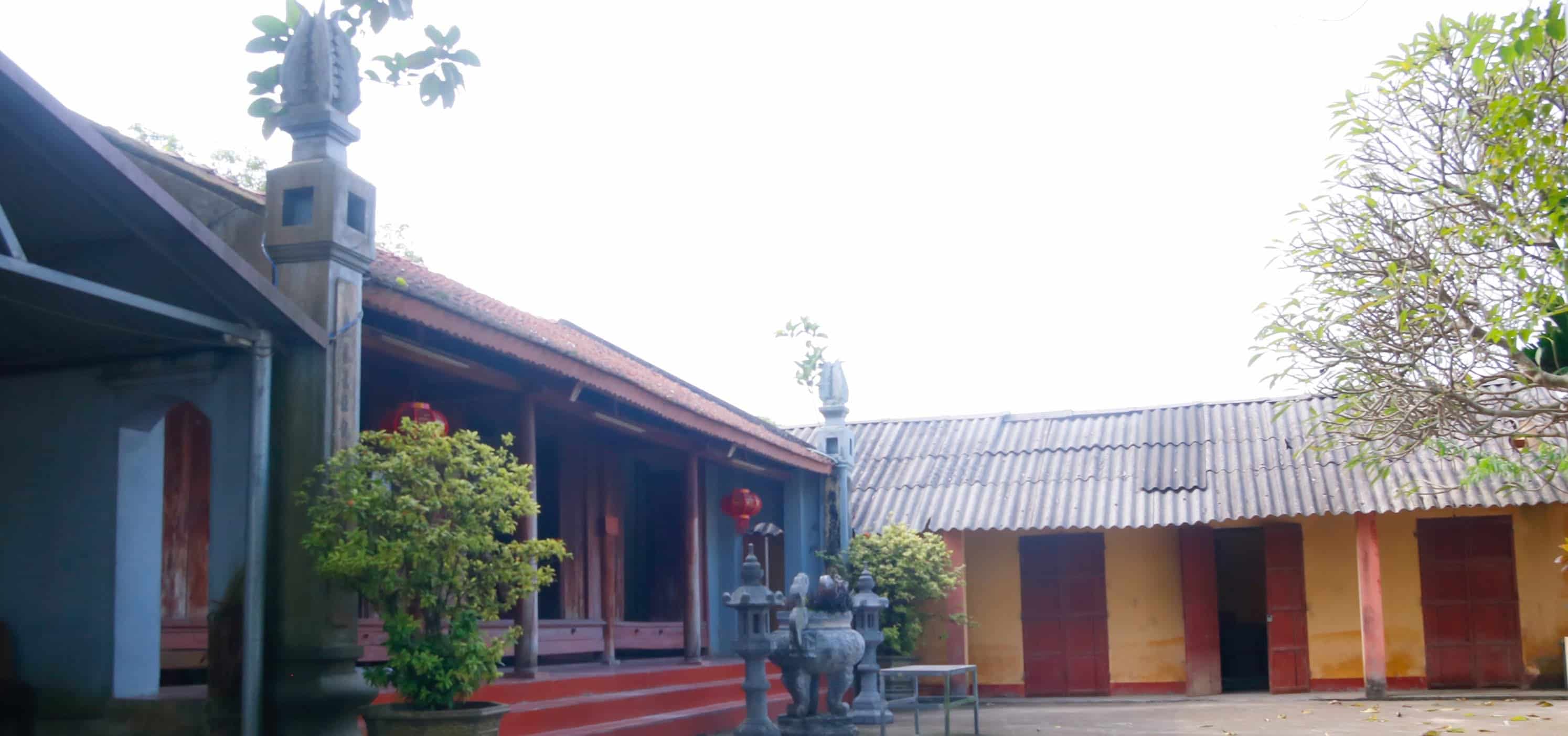 Nhieu hang muc trong den bi hu hong can duoc tu bo. Anh: Van Duc